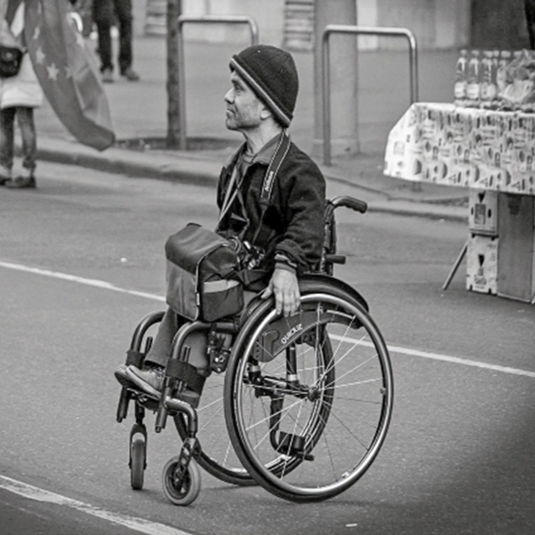 Mann im Rollstuhl