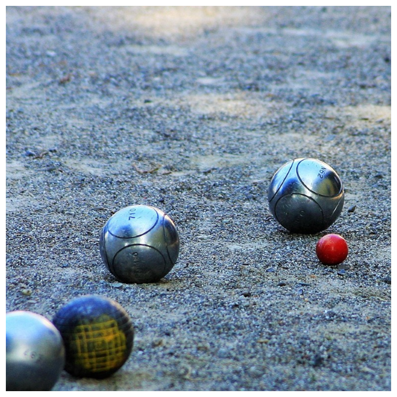 Boccia Kugeln auf Schotter