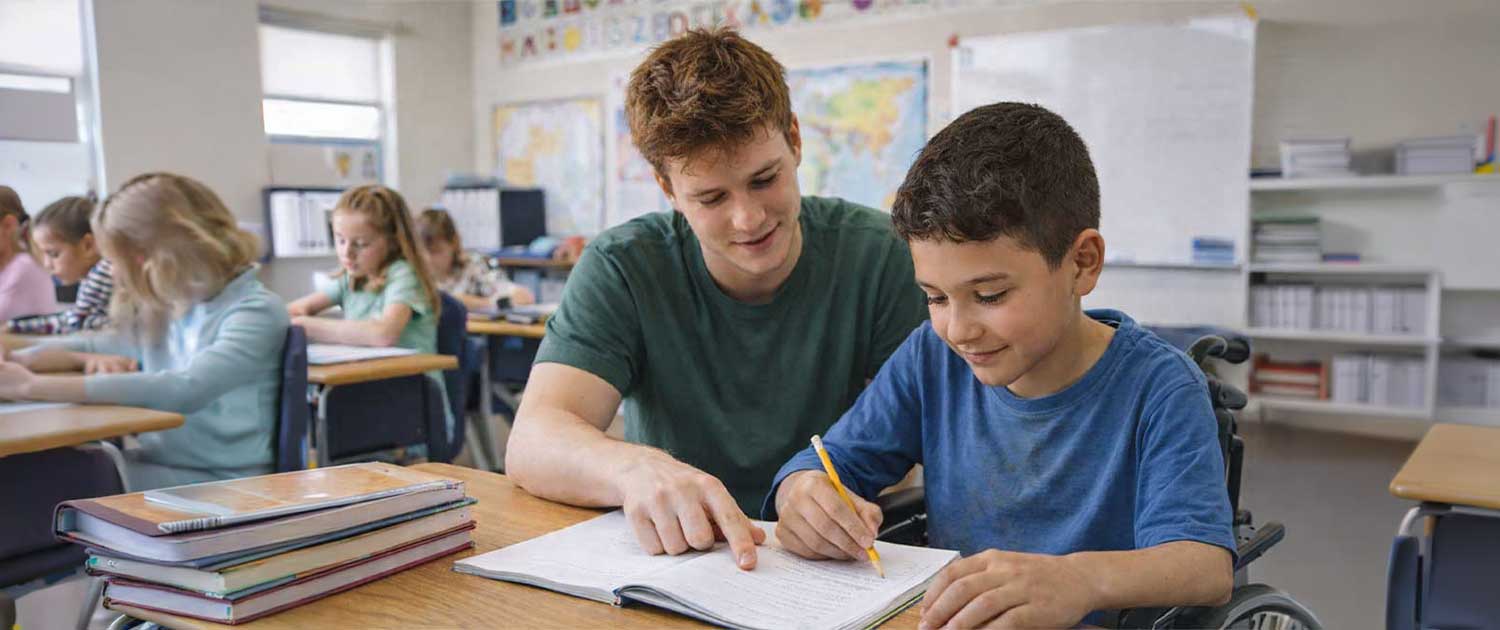 Accompagnateur-école-et-inclusion-aide-élève-en-fauteuil roulant