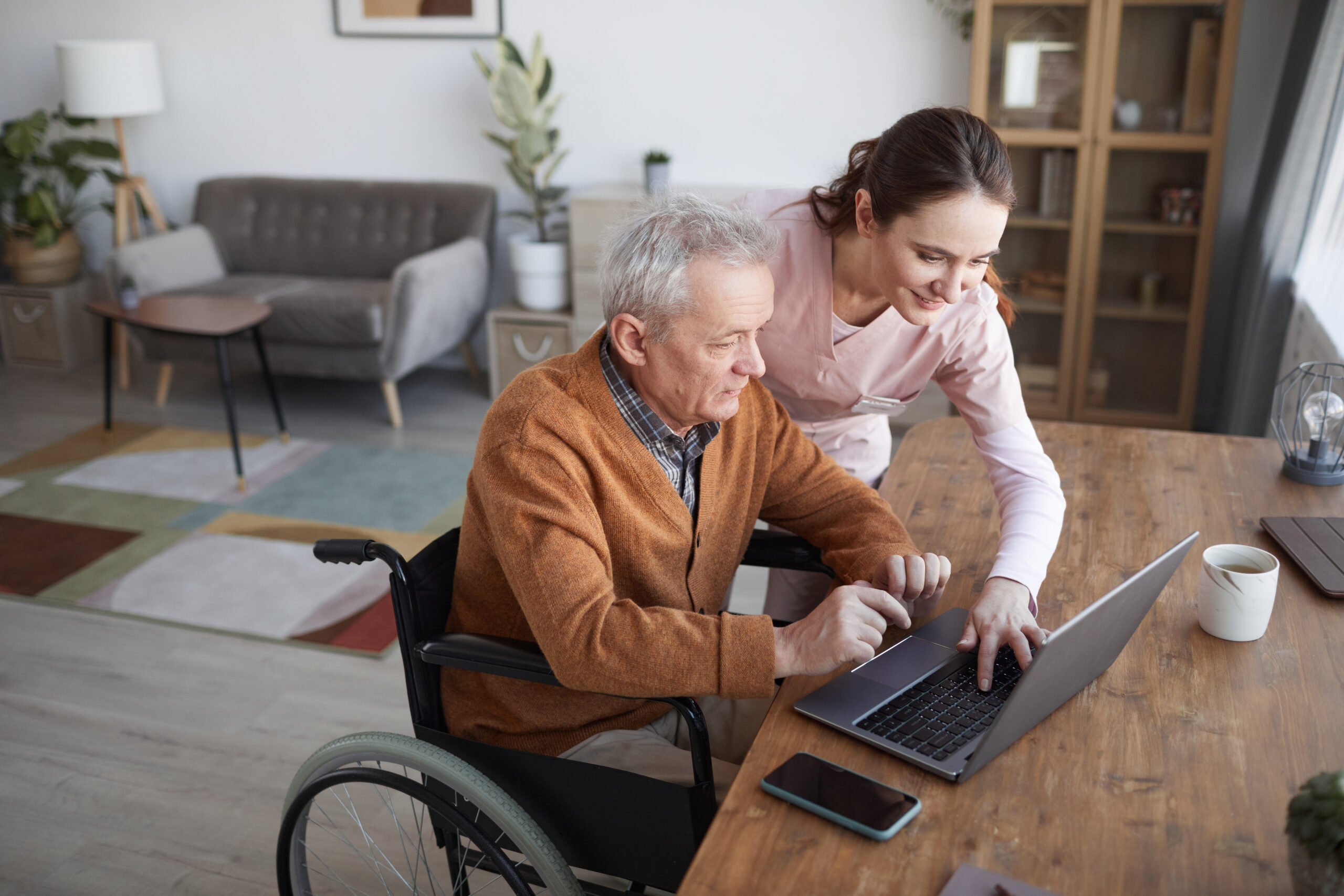 assistance-personnelle-aide-les-personnes-en-fauteuil-roulant-au-travail