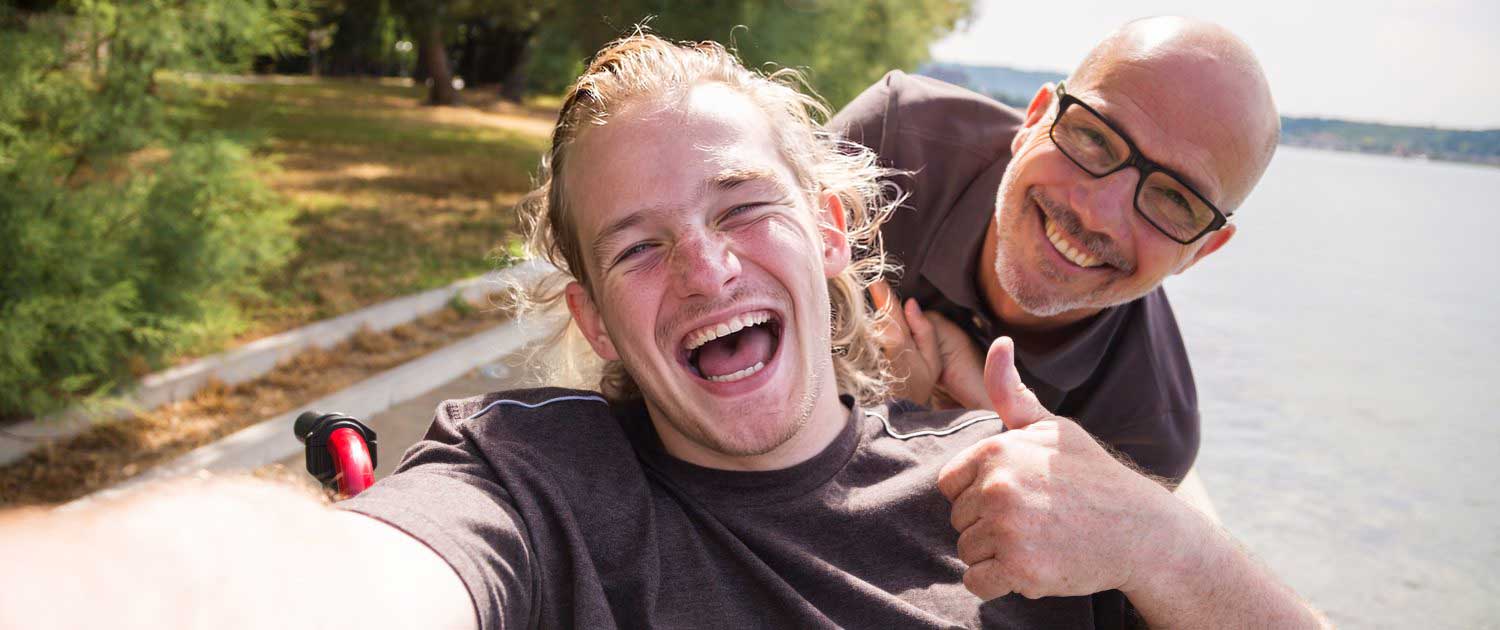 Assistant-supporting-a-man-in-a-wheelchair-in-Erlangen